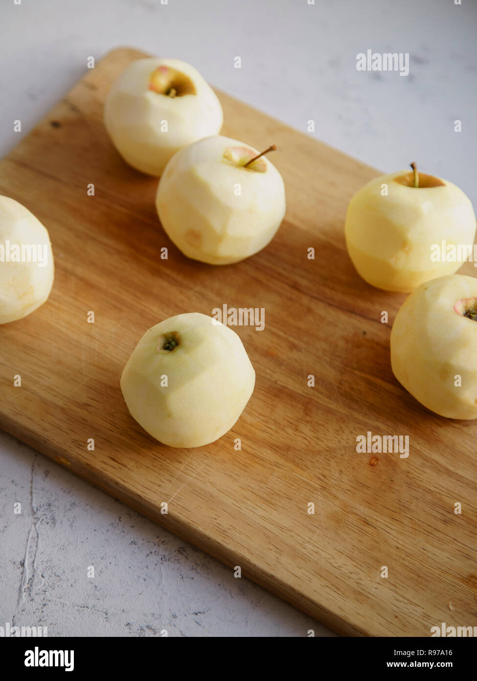Manzanas peladas para cocinar una tarta de manzana Foto de stock