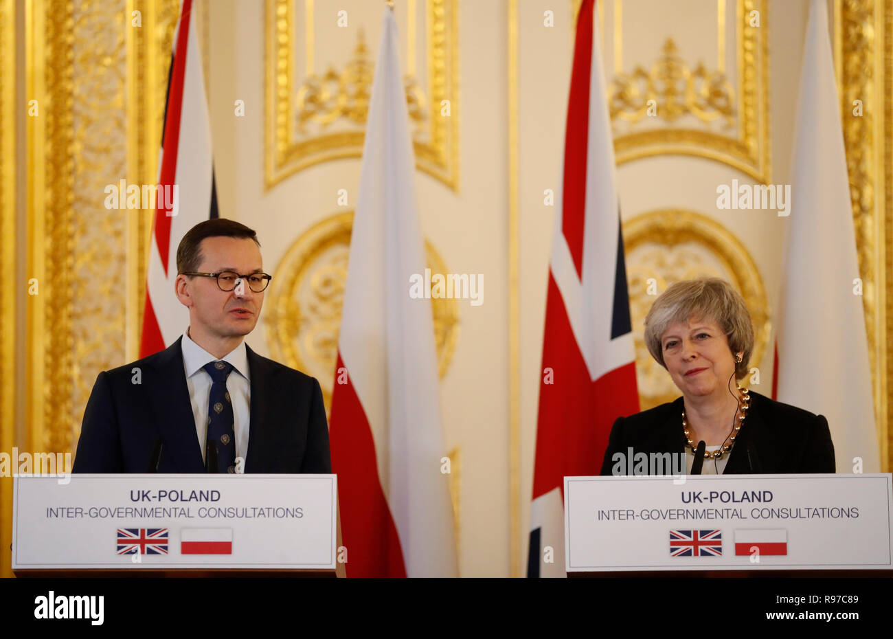 El Primer Ministro Teresa Mayo y el Primer Ministro polaco Mateusz Morawiecki durante una conferencia de prensa tras la UK-Polonia consultas intergubernamentales en Lancaster House, Londres. Foto de stock