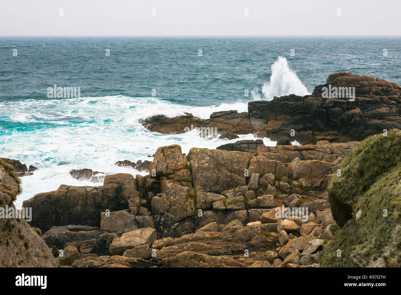 Las olas rompen en punto profundo, Saint Mary's, Isles of Scilly, Inglaterra, Reino Unido. Foto de stock