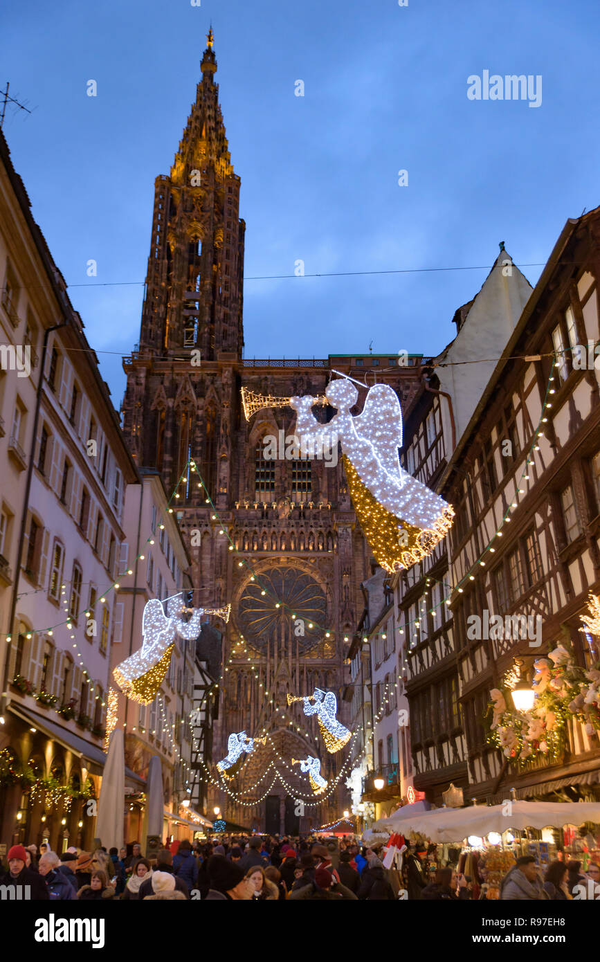 2018 Mercado de Navidad en torno a la catedral de Estrasburgo, la capital de Noel en la zona de Alsacia, Francia Foto de stock