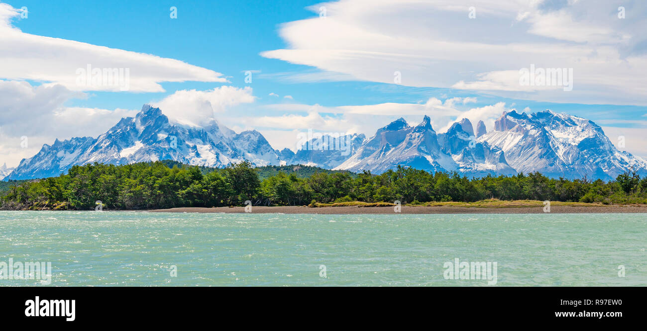 Panorama de las Torres y los Cuernos del Paine por el Río Serrano en verano en el interior del parque nacional Torres del Paine, Patagonia, Chile. Foto de stock