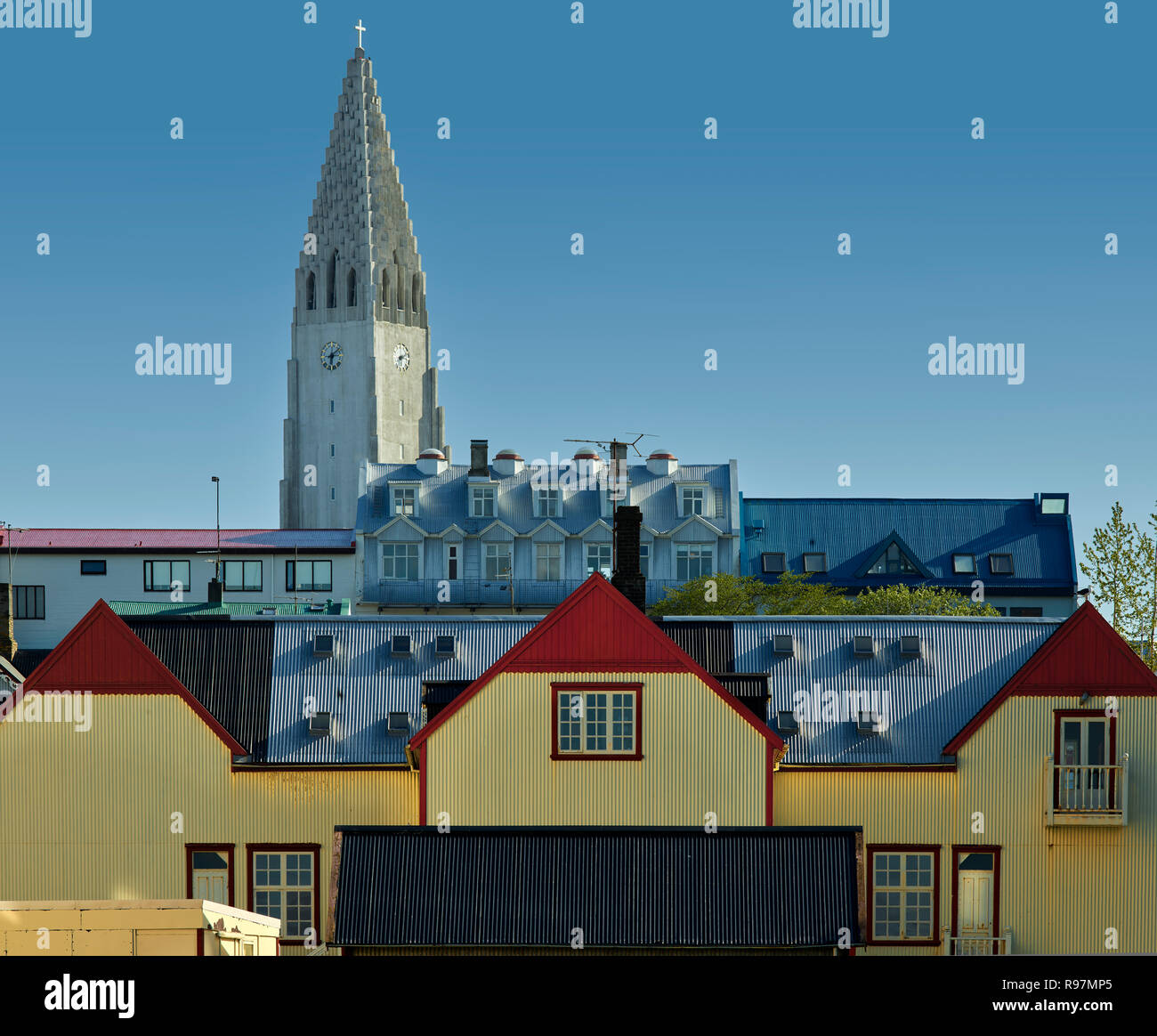 Los techos de las casas y la Iglesia Hallgrimskirkja, Reykjavik, Iceland Foto de stock