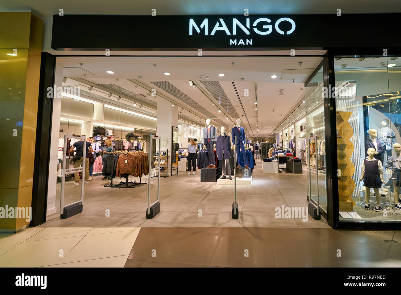 San Petersburgo, Rusia: CIRCA agosto, 2017: Mango hombre tienda en Galeria  centro comercial. MANGO es una empresa de fabricación y diseño de ropa,  encontró Fotografía de stock - Alamy