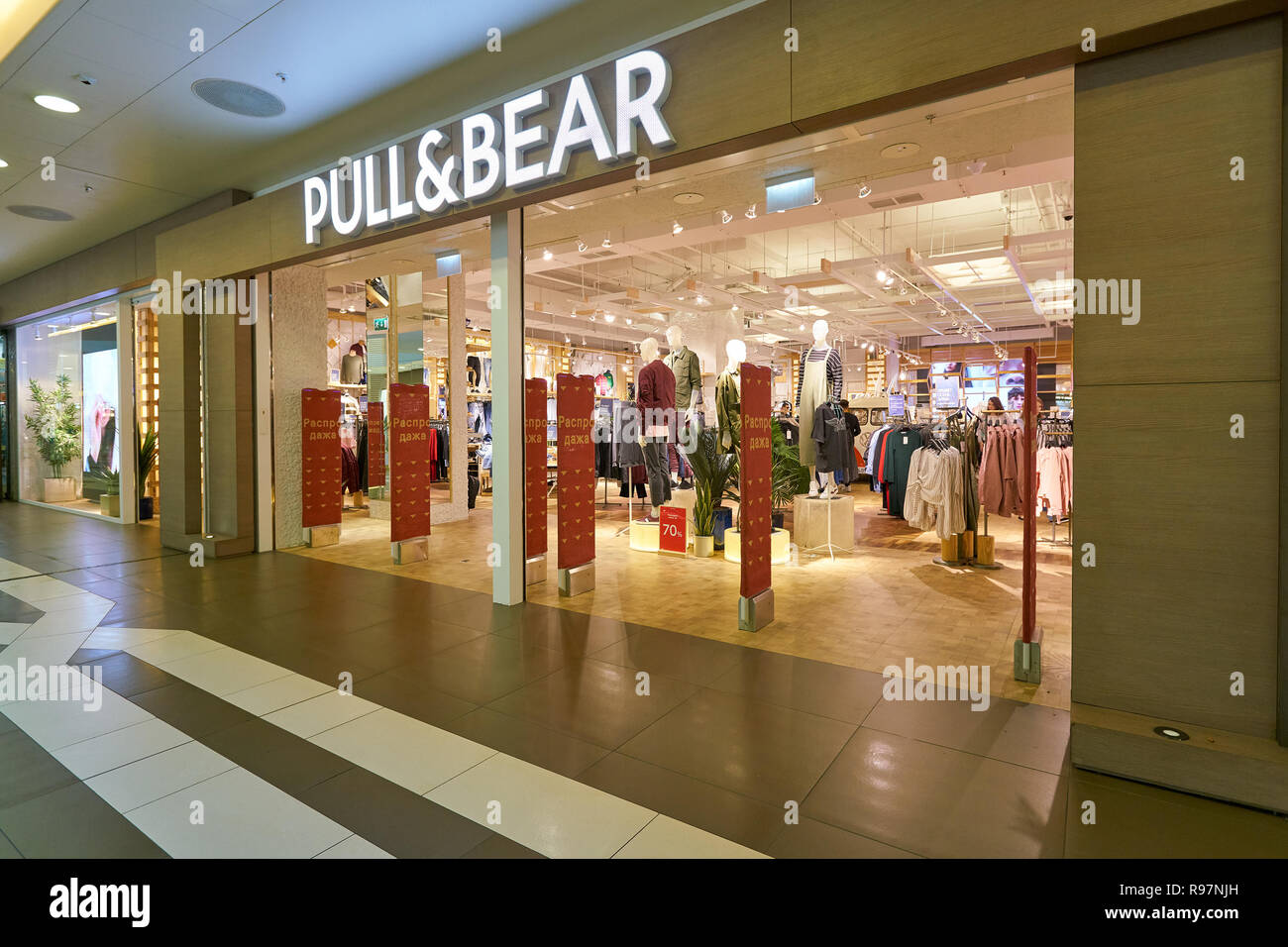San Petersburgo, Rusia: CIRCA agosto, 2017: Pull&Bear tienda en Galeria  centro comercial. Pull & Bear es una tienda de ropa y accesorios en español  Fotografía de stock - Alamy