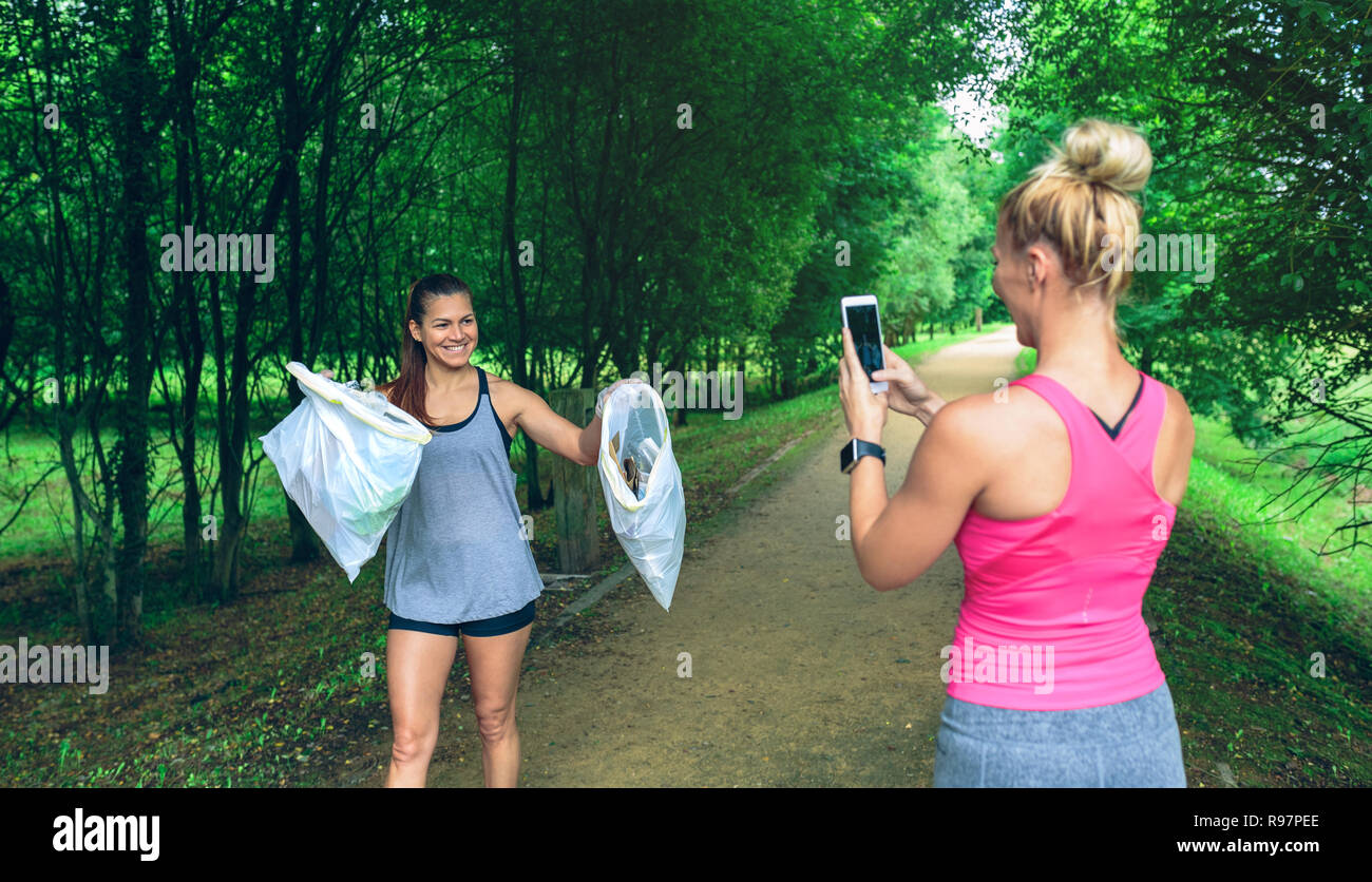 Chica tomar la foto de un amigo tras plogging Foto de stock