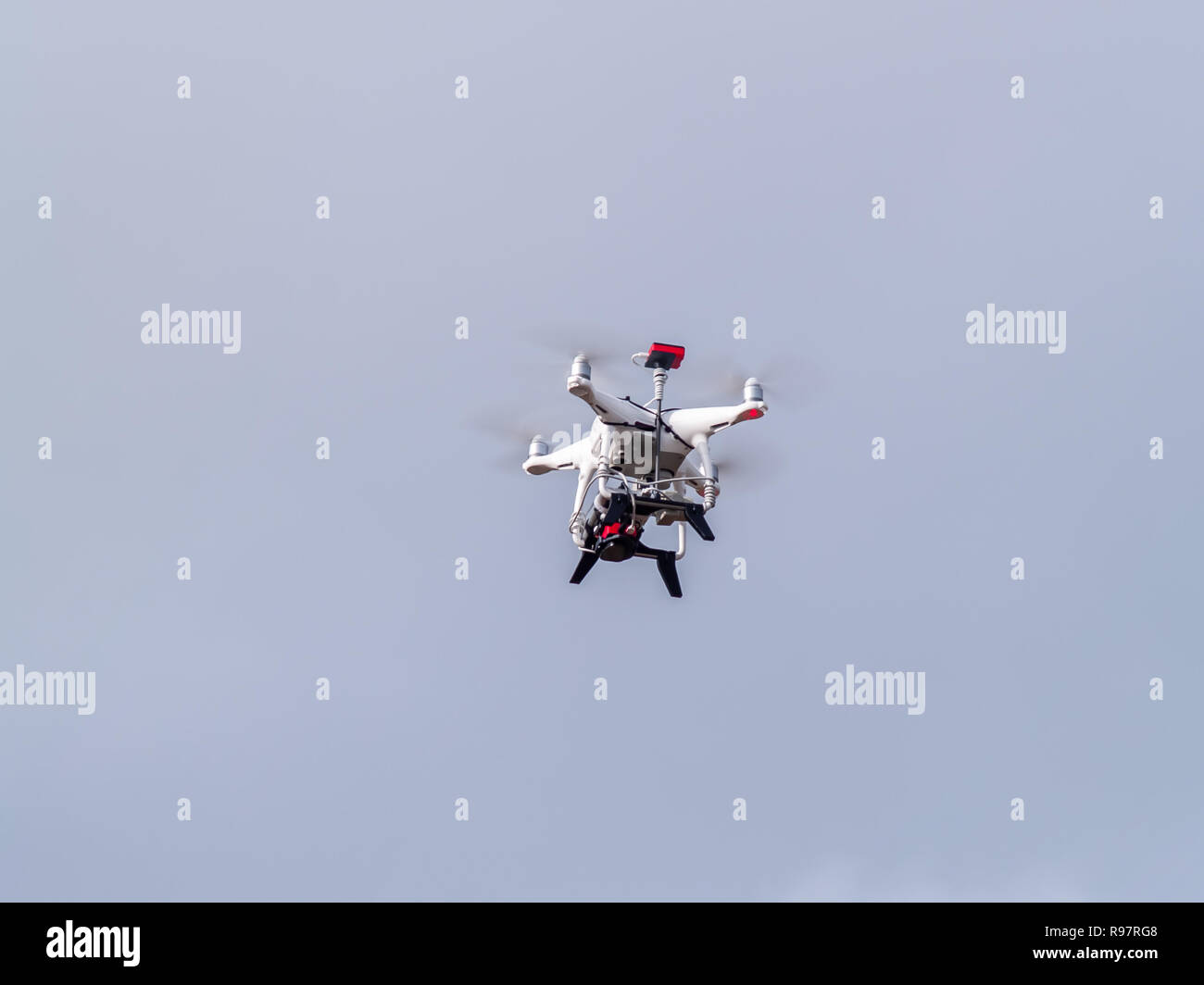 Un zumbido en movimiento volando en el cielo nublado Foto de stock