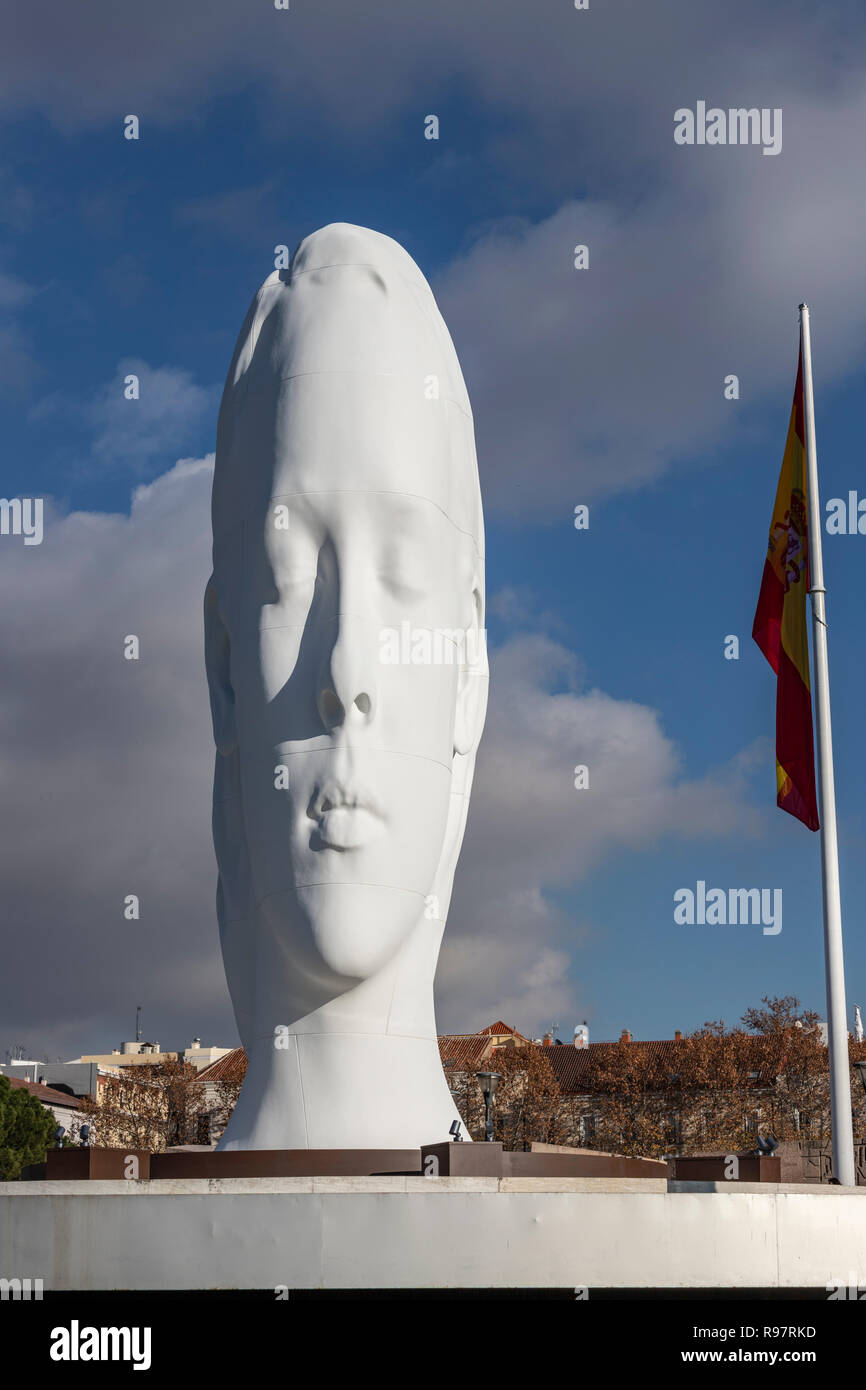 Julia, escultura de mármol blanco de Jaume Plensa en la Plaza Colón,  Madrid, España Fotografía de stock - Alamy