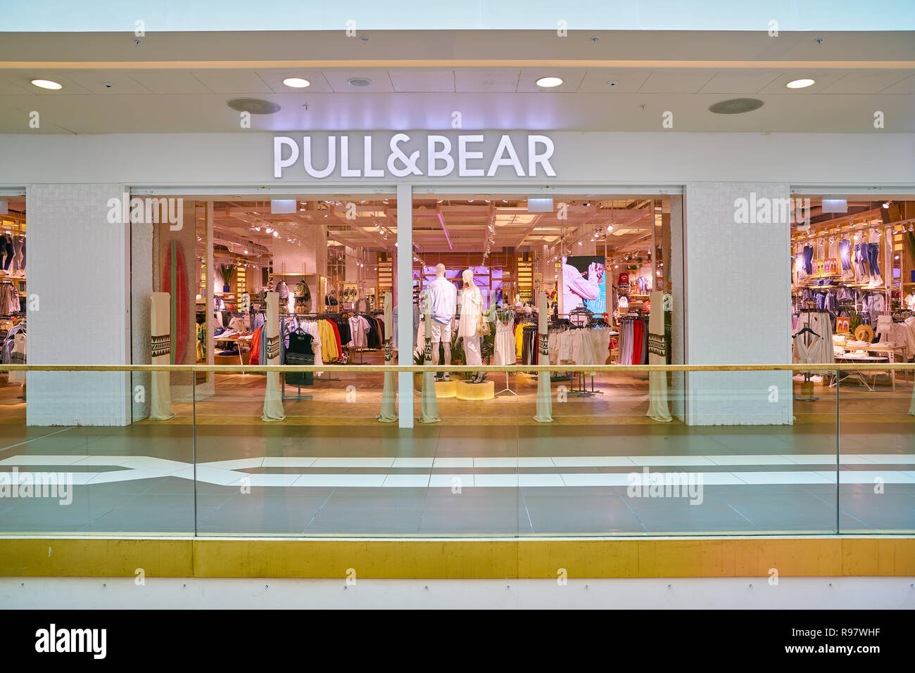 SAINT PETERSBURT, Rusia - CIRCA mayo, 2018: Entrada a Pull&Bear tienda en  Galeria centro comercial Fotografía de stock - Alamy