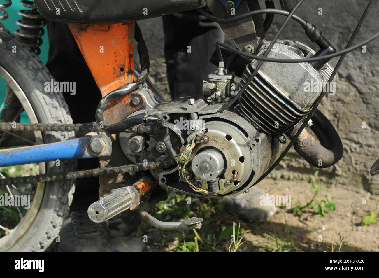 Kovrov, Rusia. El 14 de julio de 2013. Ciclomotor Karpaty closeup durante  la reparación en el territorio complejo garaje privado para los  propietarios de coches y motocicletas transpo Fotografía de stock - Alamy