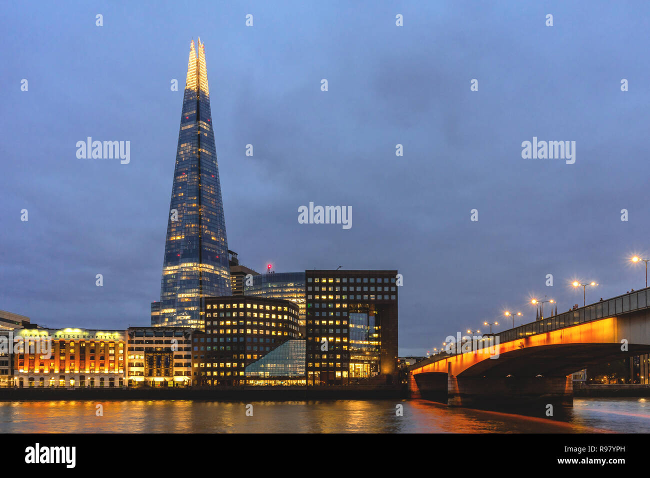 Puente de Londres y el Shard durante el crepúsculo, 2017, Ciudad de Londres, Inglaterra, Reino Unido. Foto de stock