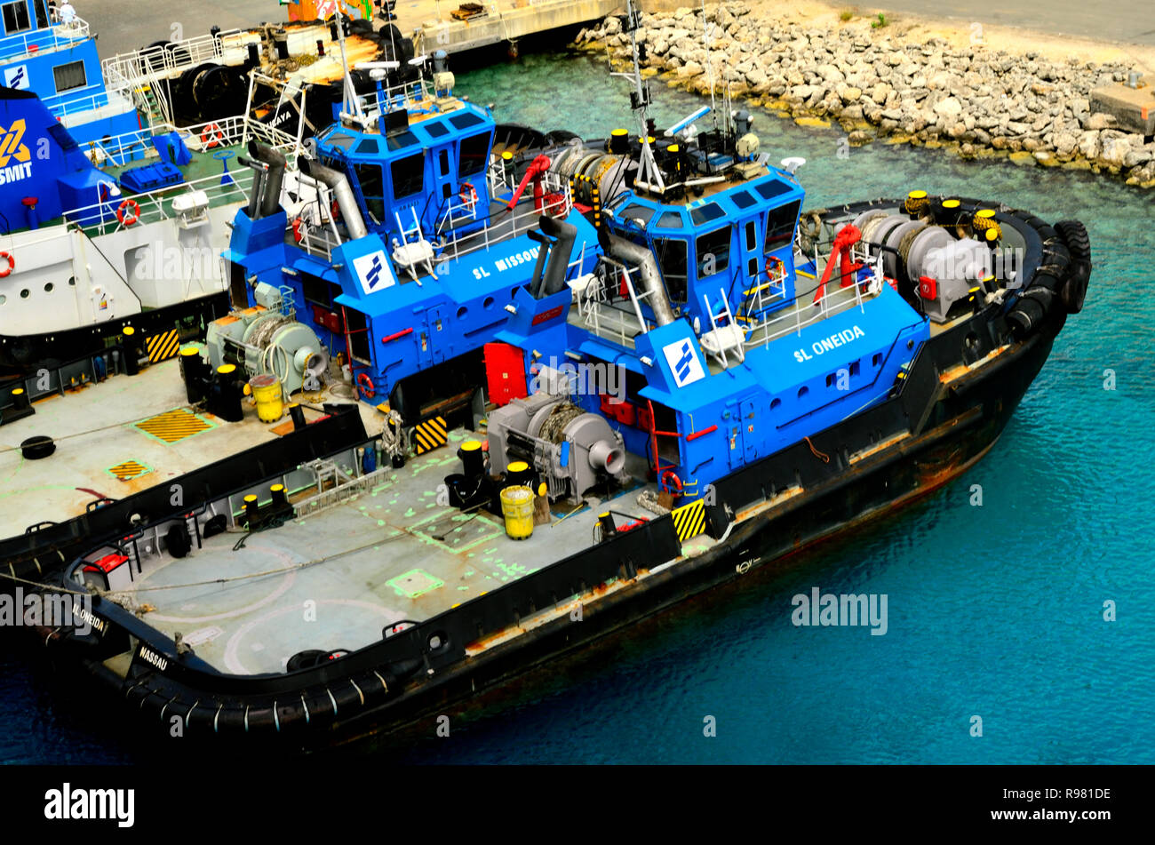 Remolcadores en el puerto de Kralendijk Foto de stock