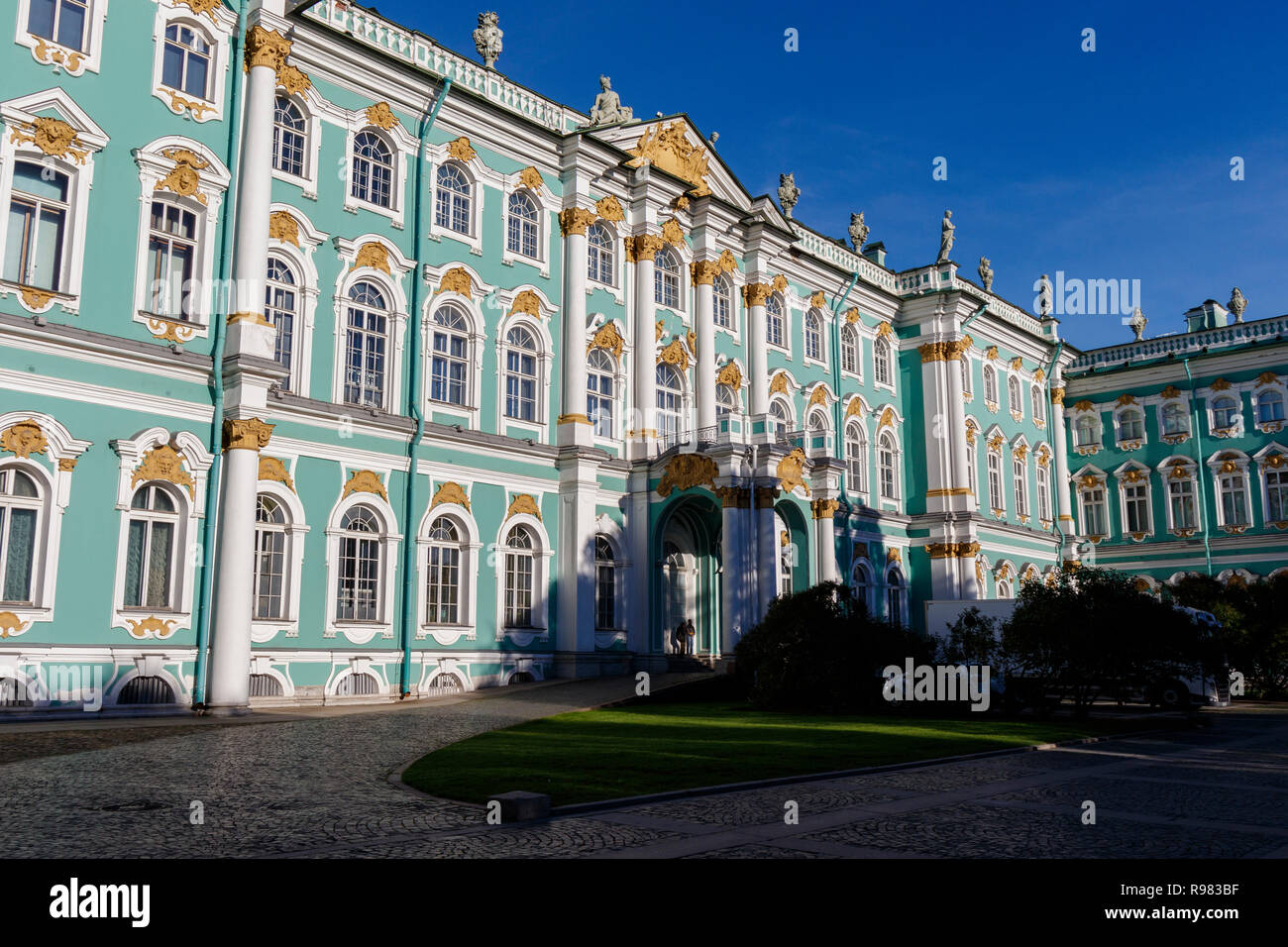 1762 El Palacio de Invierno y del Museo Estatal del Hermitage, plaza del palacio, en San Petersburgo, Rusia. El arquitecto italiano Francesco Bartolomeo Rastrelli. Foto de stock