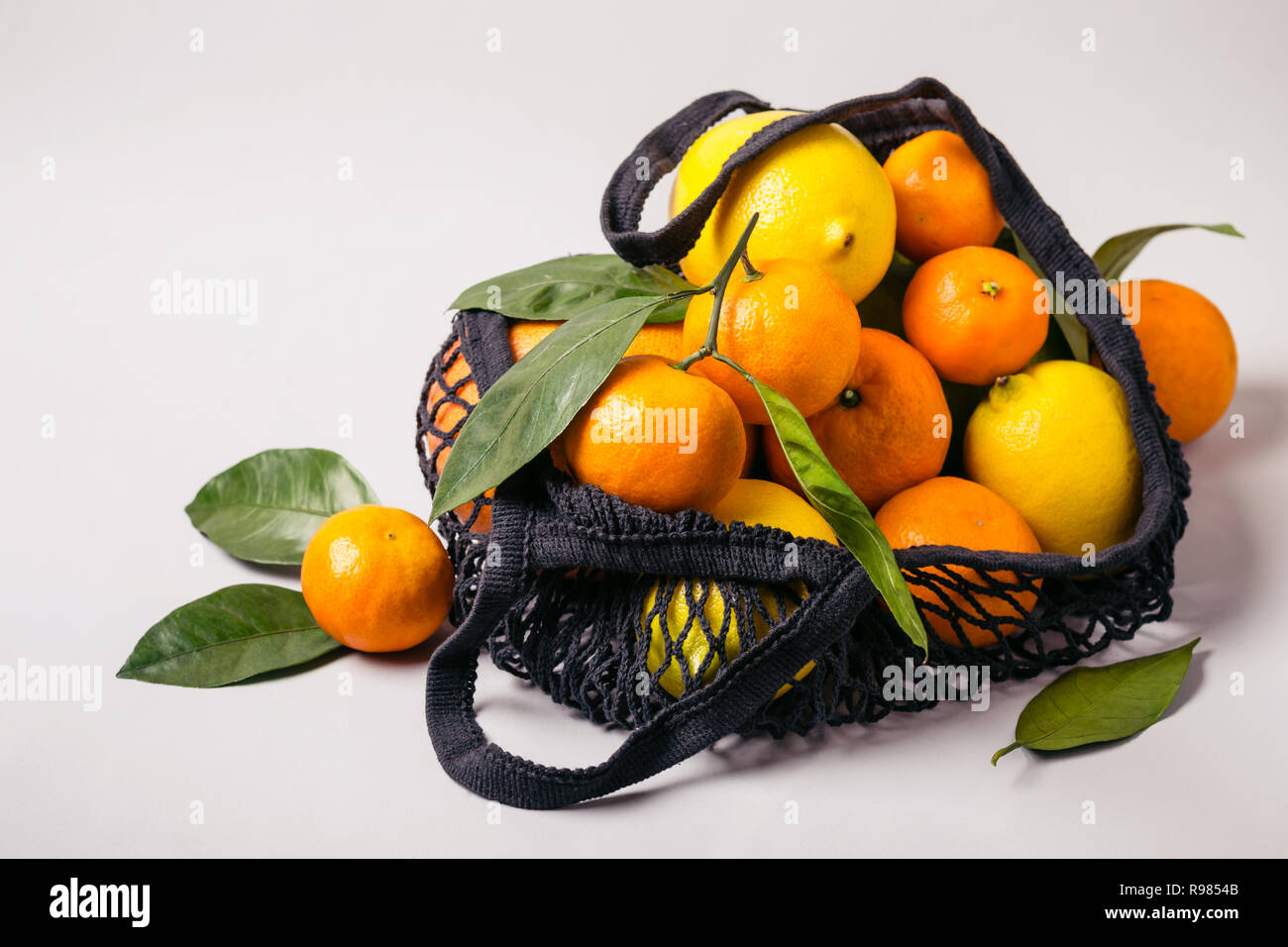 Mandarinas y limones en bolsa de tela. Comida sana y cero residuos concepto  Fotografía de stock - Alamy