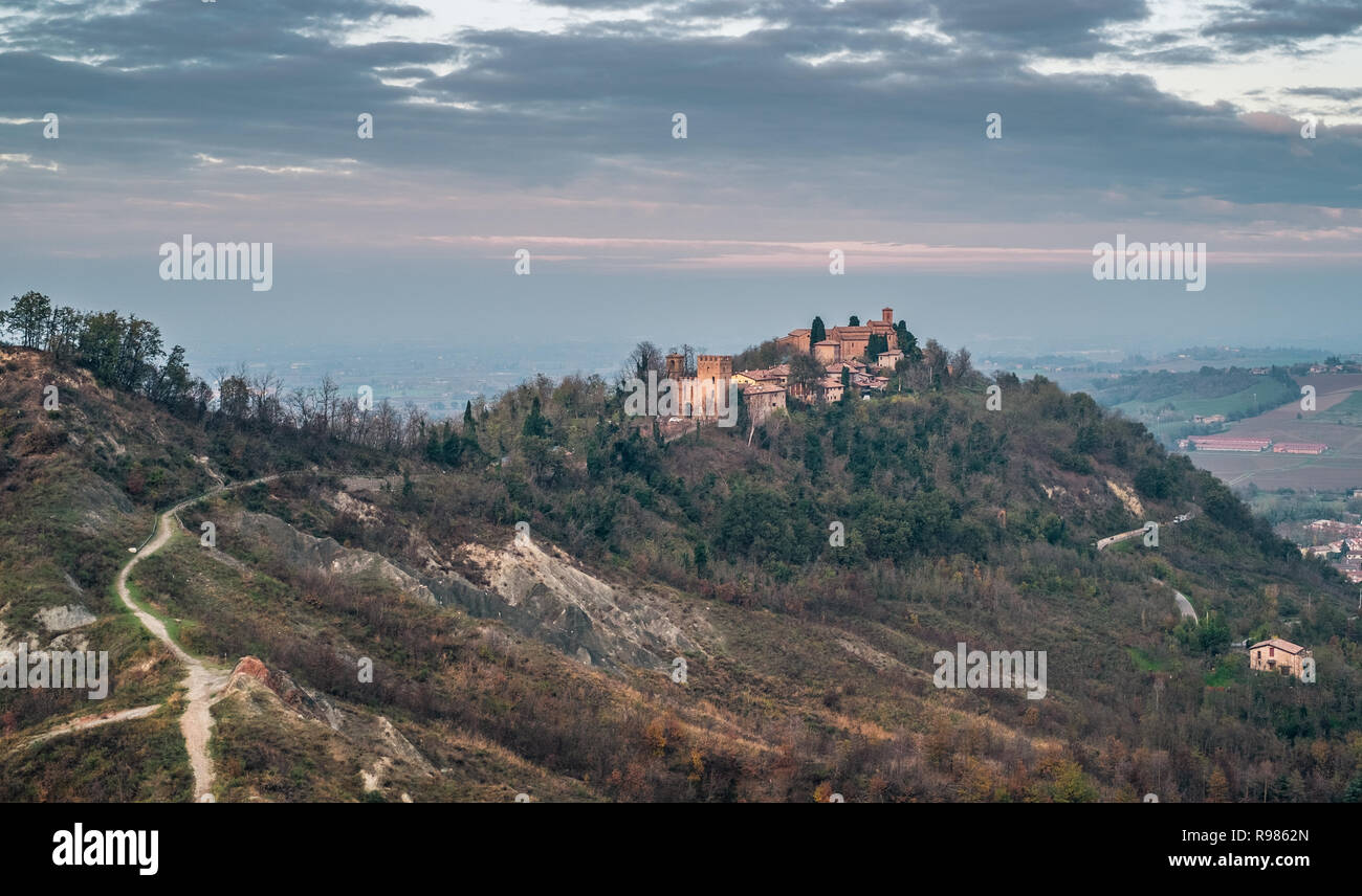 Abbey y el castillo de Monteveglio: en el suroeste de colinas de Bolonia. La provincia de Bolonia, Emilia Romagna, Italia. Foto de stock