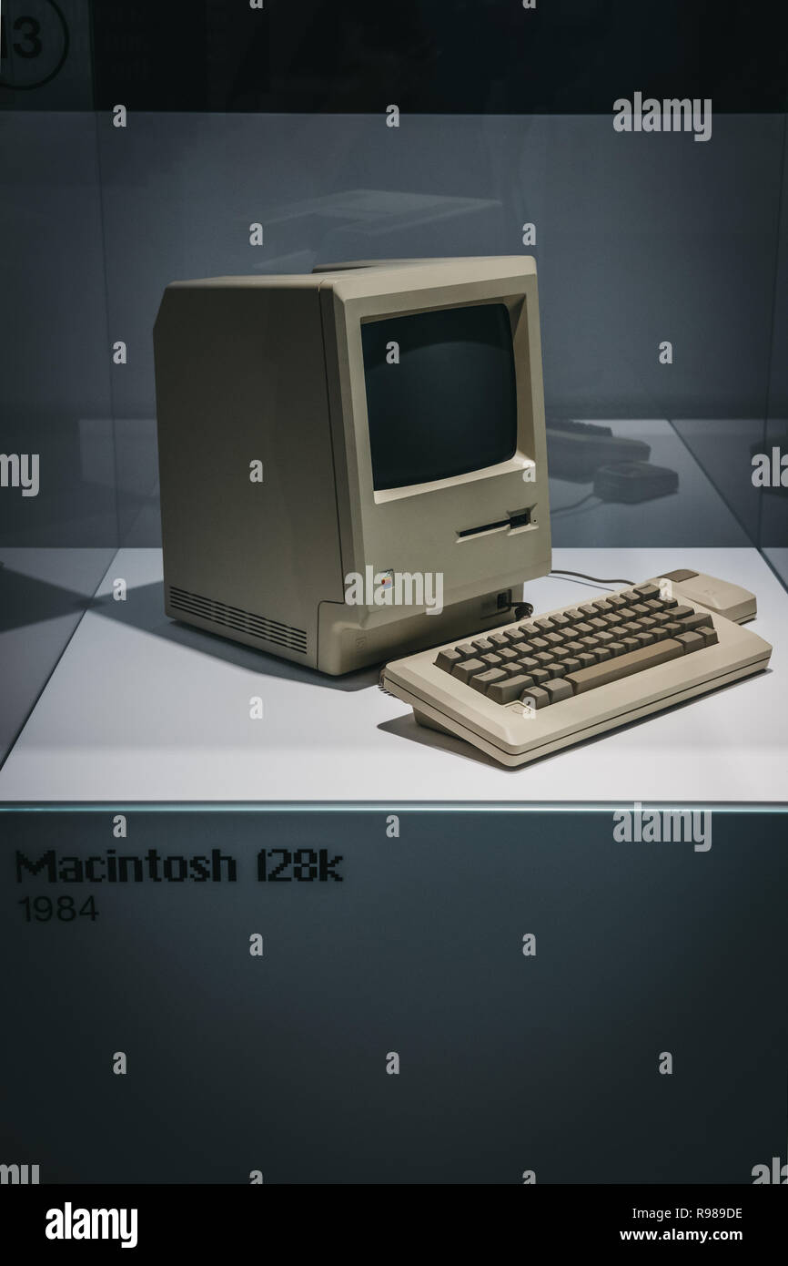 Praga, República Checa - Agosto 28, 2018: Macintosh 128K de Apple Computer en la pantalla dentro del museo en Praga, la más grande colección privada de Apple pr Foto de stock