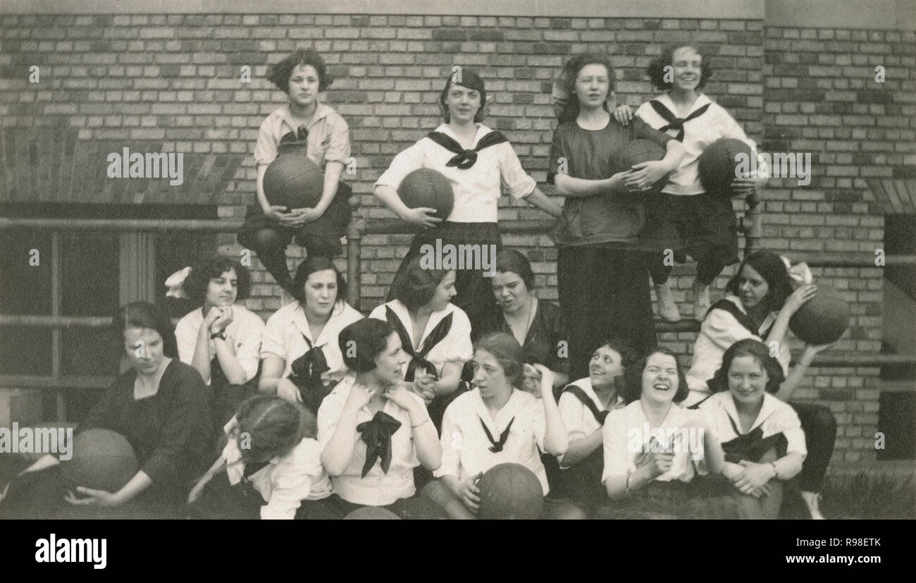 Antique c1915 fotografía, escuela de niñas con pelotas medicinales. Fuente: Fotografía original Foto de stock