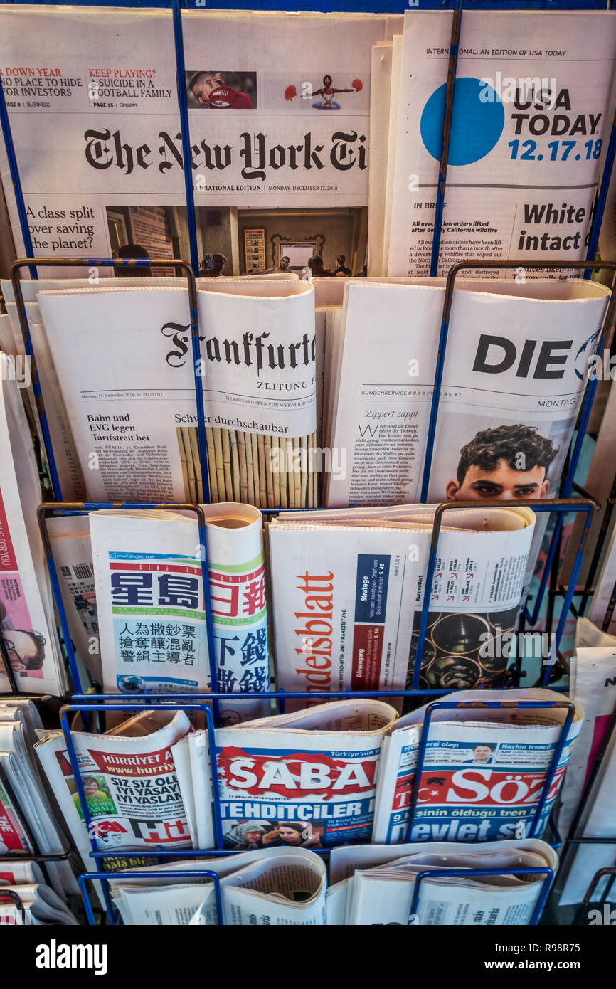 Periódicos de todo el mundo a la venta y en una pantalla externa en un rack de quioscos de prensa shop en la ciudad de Londres Foto de stock
