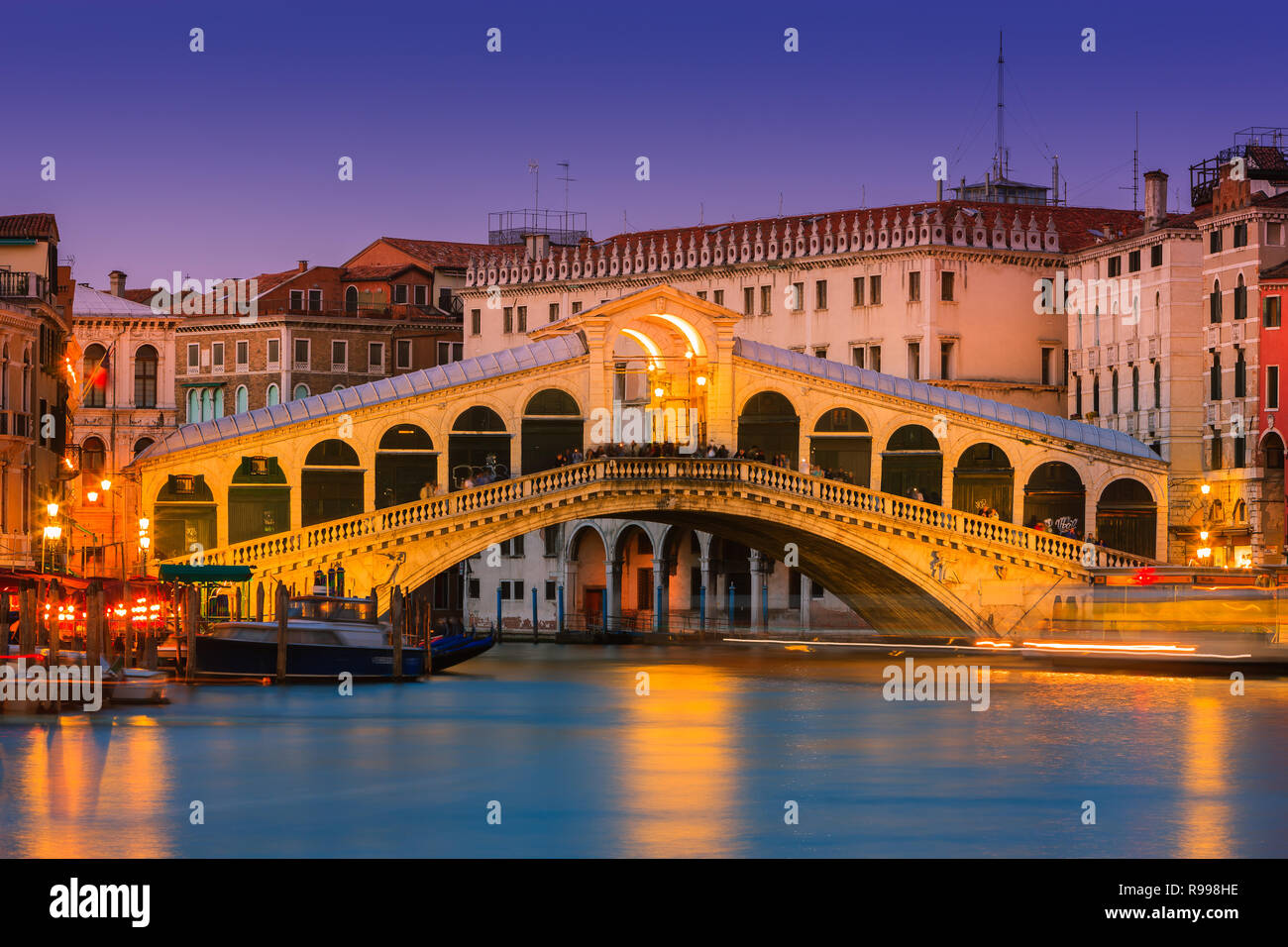 Atardecer en Venecia con vistas al Puente de Rialto sobre el Gran Canal Foto de stock