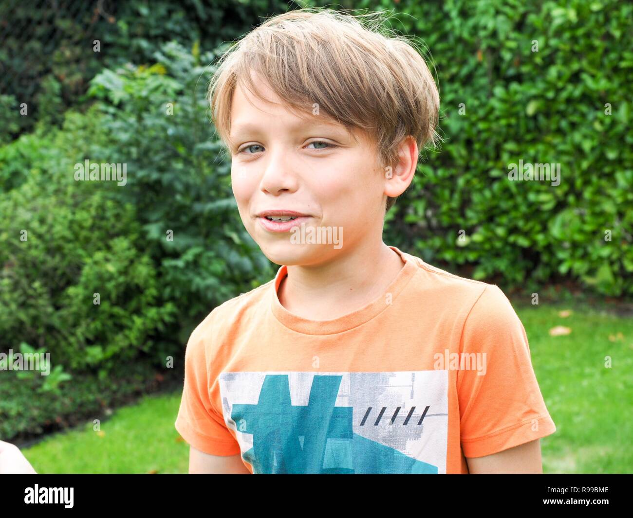 Niño con camiseta naranja fotografías e imágenes de alta resolución - Alamy
