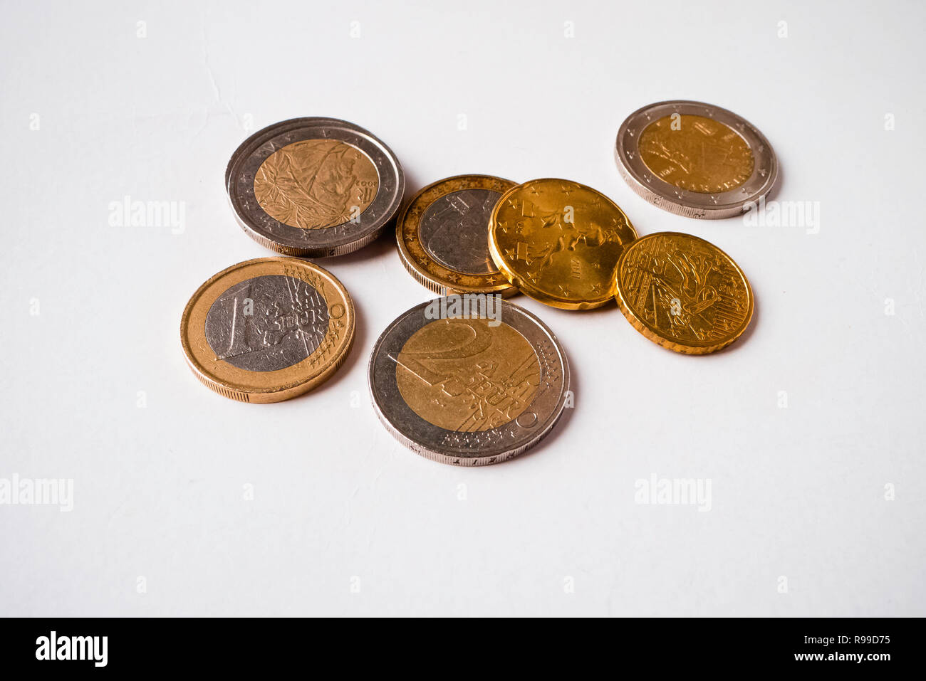 Las monedas de euro sobre fondo blanco. Foto de stock