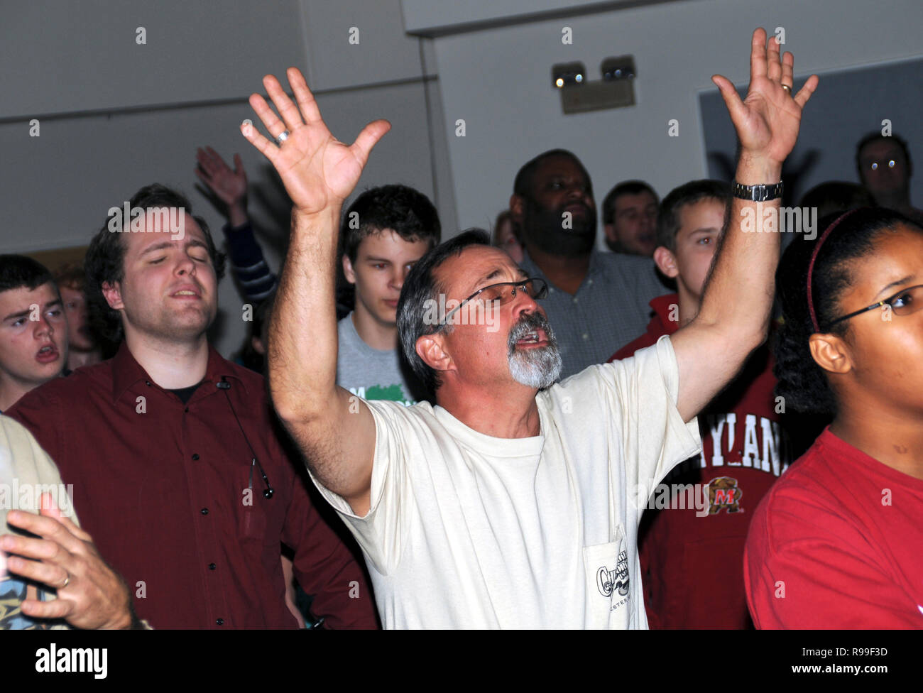 El hombre adorar a Dios atat un servicio de iglesia en Riverdale, Park, Maryland Foto de stock