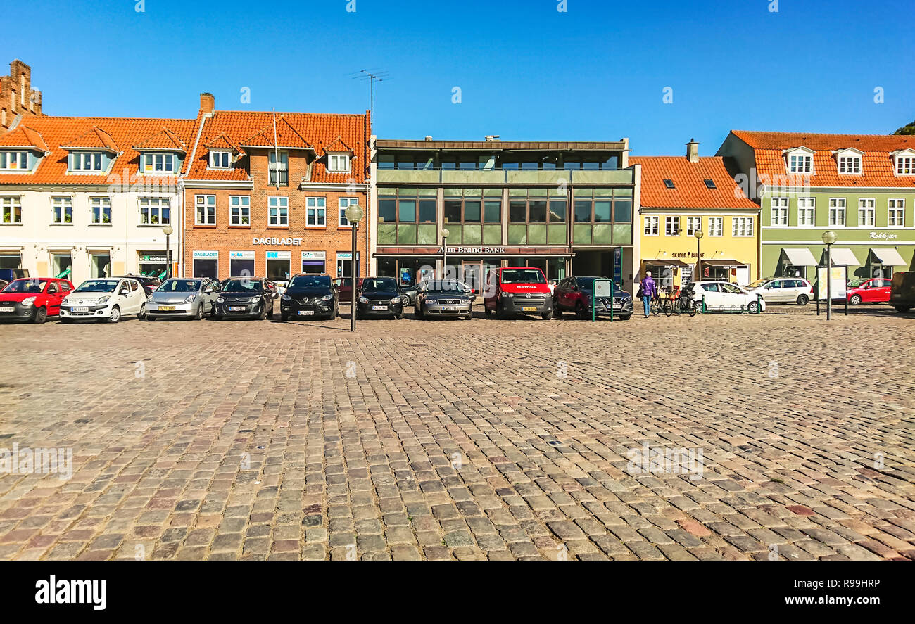 Koge, Dinamarca - 25 de septiembre de 2018, - bien conservadas casas antiguas en el centro de Koge. Foto de stock