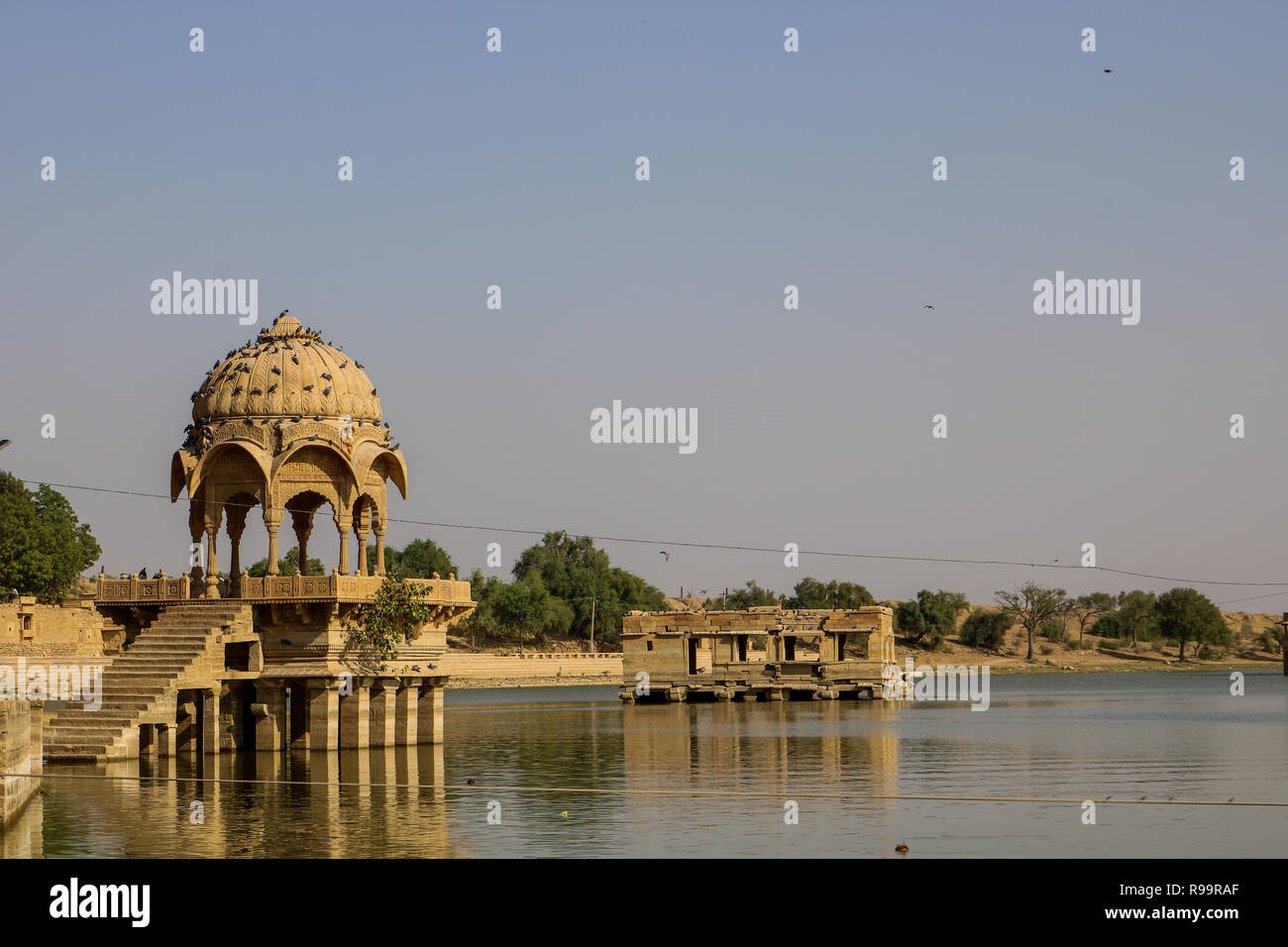 Un templo en medio del lago. Un depósito de agua artificiales (Gadisar Lake) en Jaisalmer. Construido por el primer gobernante de Jaisalmer, Raja Rawal Jaisal Foto de stock