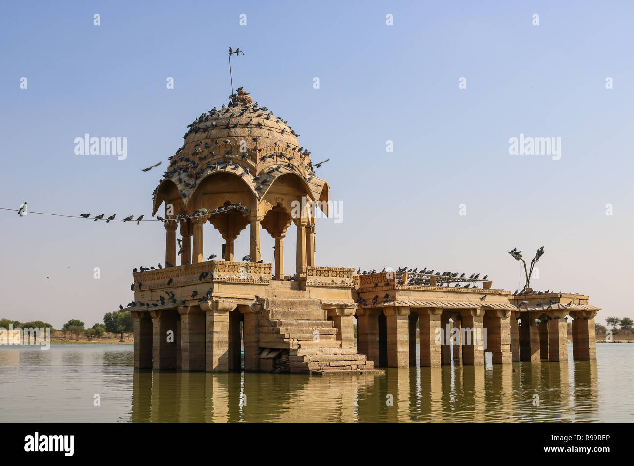 Un templo en medio del lago. Un depósito de agua artificiales (Gadisar Lake) en Jaisalmer. Construido por el primer gobernante de Jaisalmer, Raja Rawal Jaisal Foto de stock