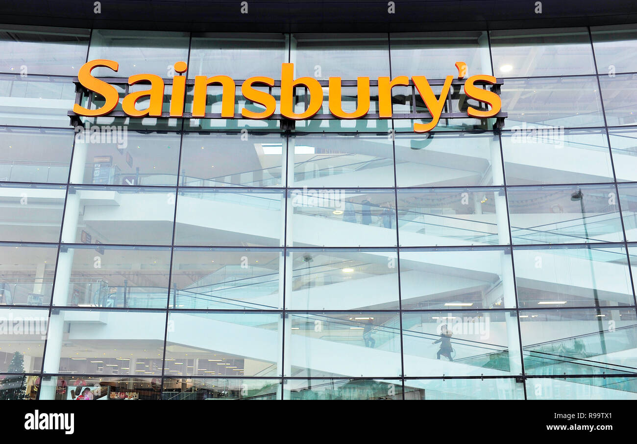 Los clientes subir y bajar las escaleras en una sucursal de vidrio de supermercado Sainsbury'S Foto de stock