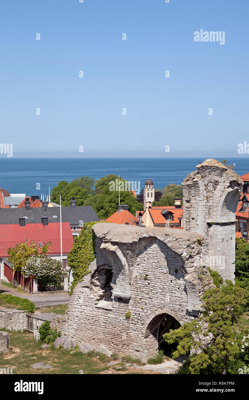 Las ruinas de la ciudad medieval se unió a las iglesias de San Pedro y san Hans en un día soleado de verano en Visby en la isla sueca de Gotland. Vista del Mar Báltico. Foto de stock