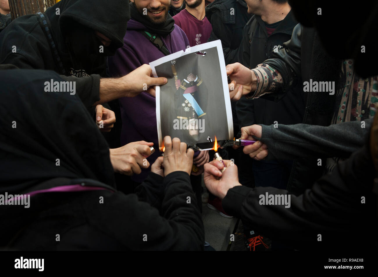 Barcelona, 21 de diciembre, 2018. Catalán activistas en favor de la independencia, protesta frente al edificio de la "Llotja de Mar" de Barcelona, donde el Consejo de Ministros se ha reunido en una forma extraordinaria. La reunión del Consejo de Ministros que tendrá lugar en Cataluña, sólo un año después de las elecciones regionales convocadas por el gobierno anterior en virtud del artículo 155 de la Constitución. Charlie Perez/Alamy Live News Foto de stock