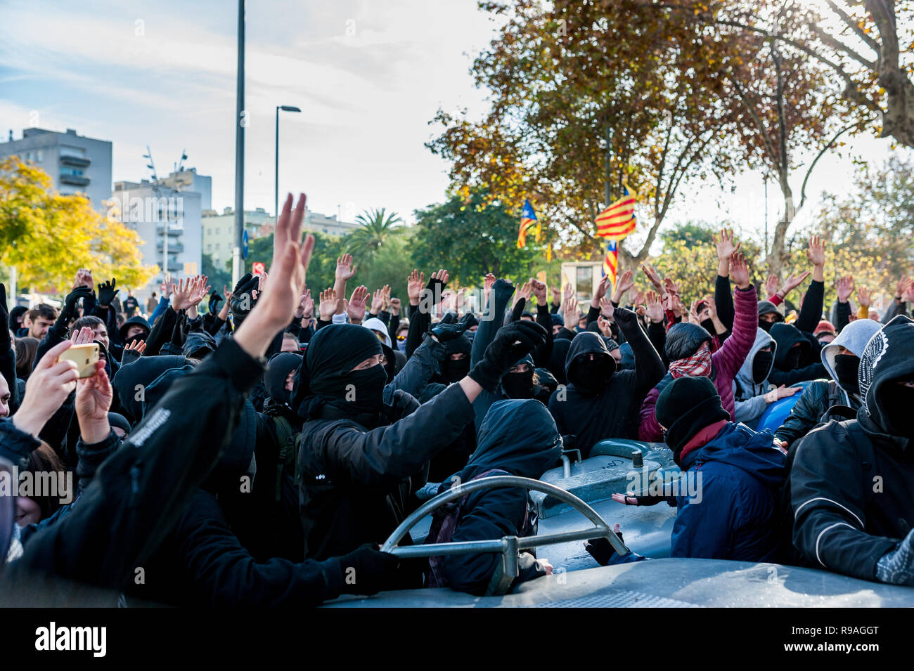 Barcelona, España, 21 de diciembre de 2018. Activistas Catalna, CDR, enfrentamiento con la policía durante una reunión del gabinete en el palacio de la Lonja, atacándolos con contenedores de basura: davide bonaldo crédito/Alamy Live News Foto de stock