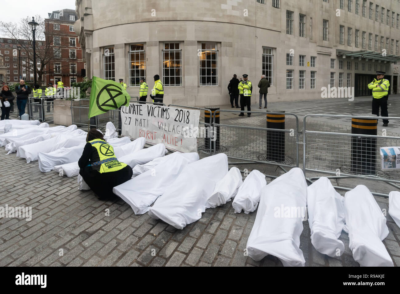 Londres, Reino Unido. El 21 de diciembre de 2018. Clima activistas de  extinción rebelión traer "órganos" - maniquíes envuelto en un paño blanco a  la BBC que representan los cuerpos de un