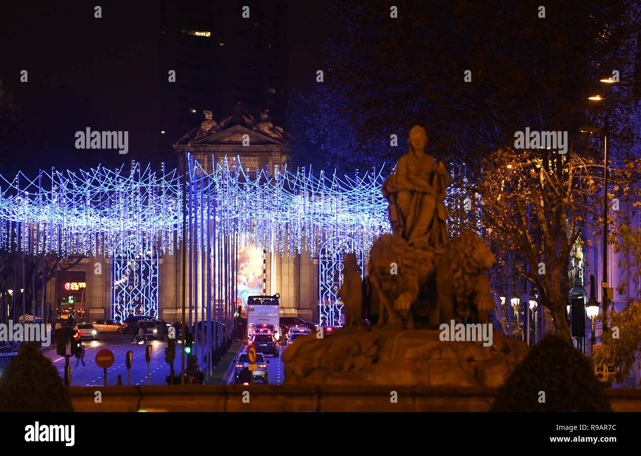 Madrid, España. 21 Dec, 2018. Puerta de Alcalá Landmark está decorado con  luces festivas en Madrid, capital de España, el 21 de diciembre, 2018. Las  luces de Navidad iluminan las principales calles