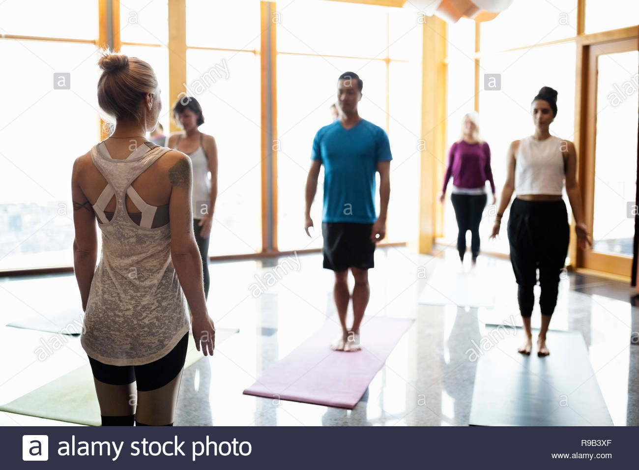 Profesor de yoga fotografías e imágenes de alta resolución - Alamy