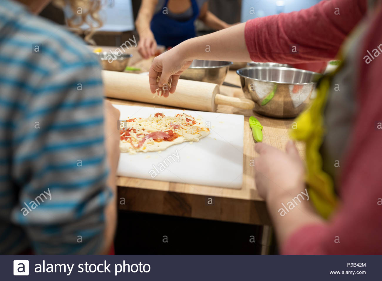 Los niños haciendo pizza en clase de cocina Foto de stock