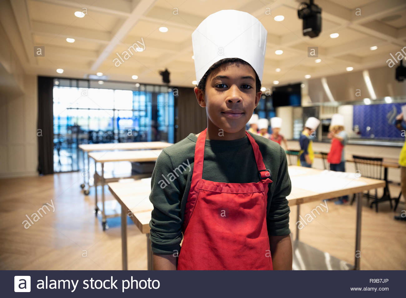 Retrato de niño confiado en clase de cocina Foto de stock