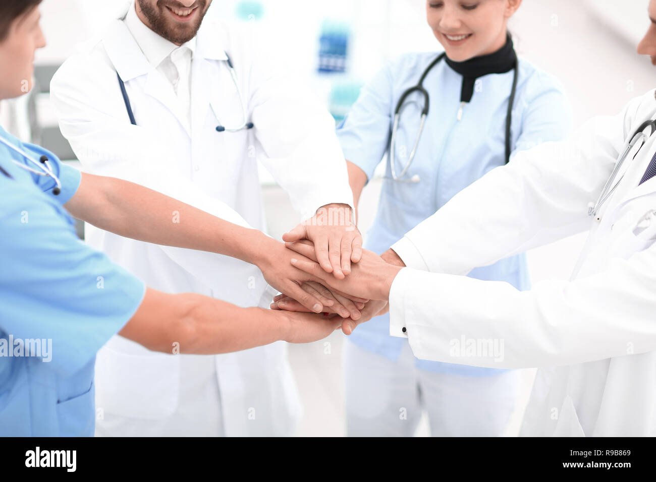 Los médicos la celebración de manos juntas en el hospital Foto de stock