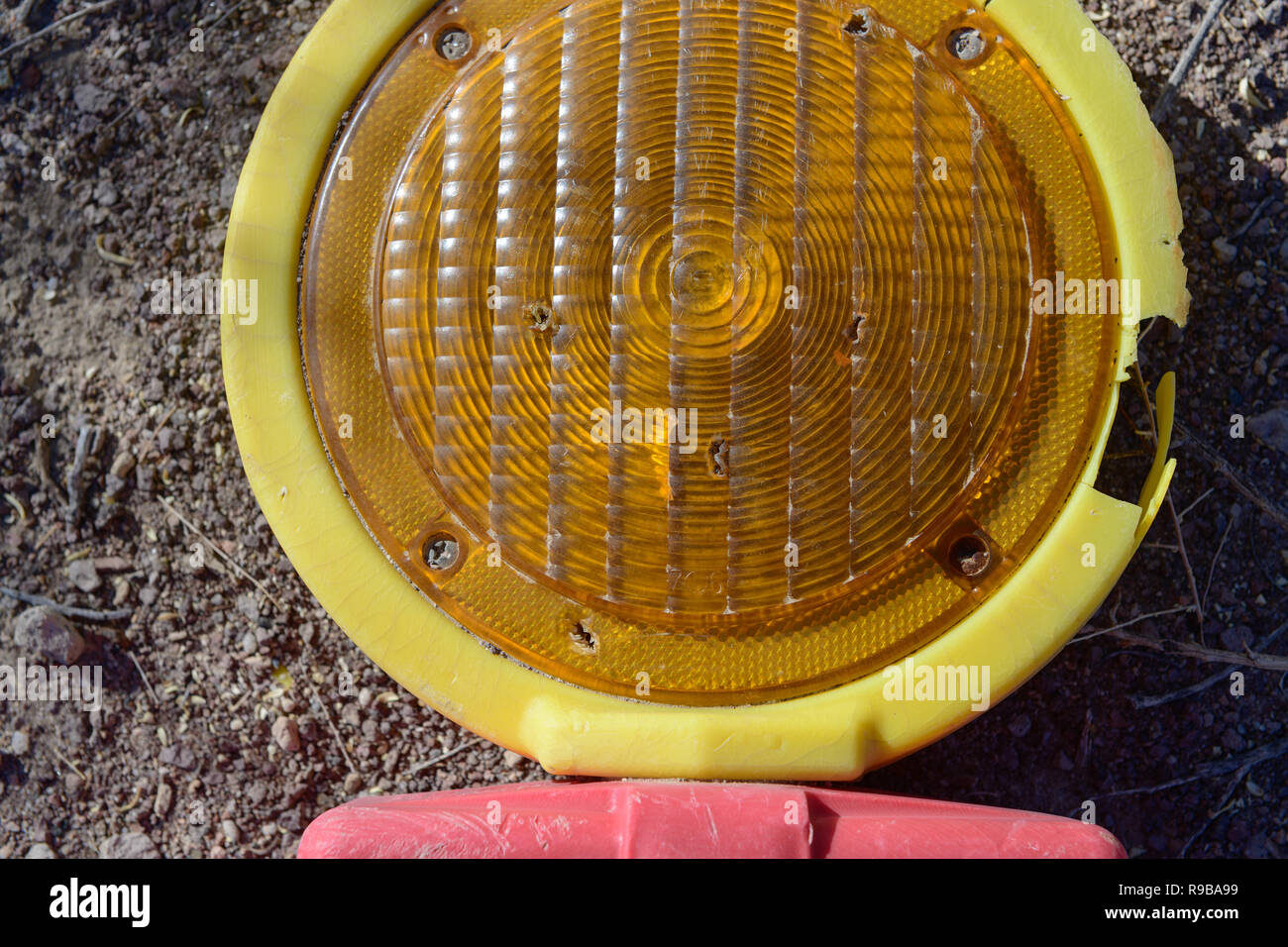 Detalle de la lámpara amarilla de advertencia agrietado Foto de stock