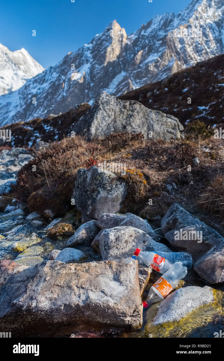Plástico y otra basura de un trekker's Lodge tirado en una secuencia de glaciares en el Himalaya de Nepal Foto de stock