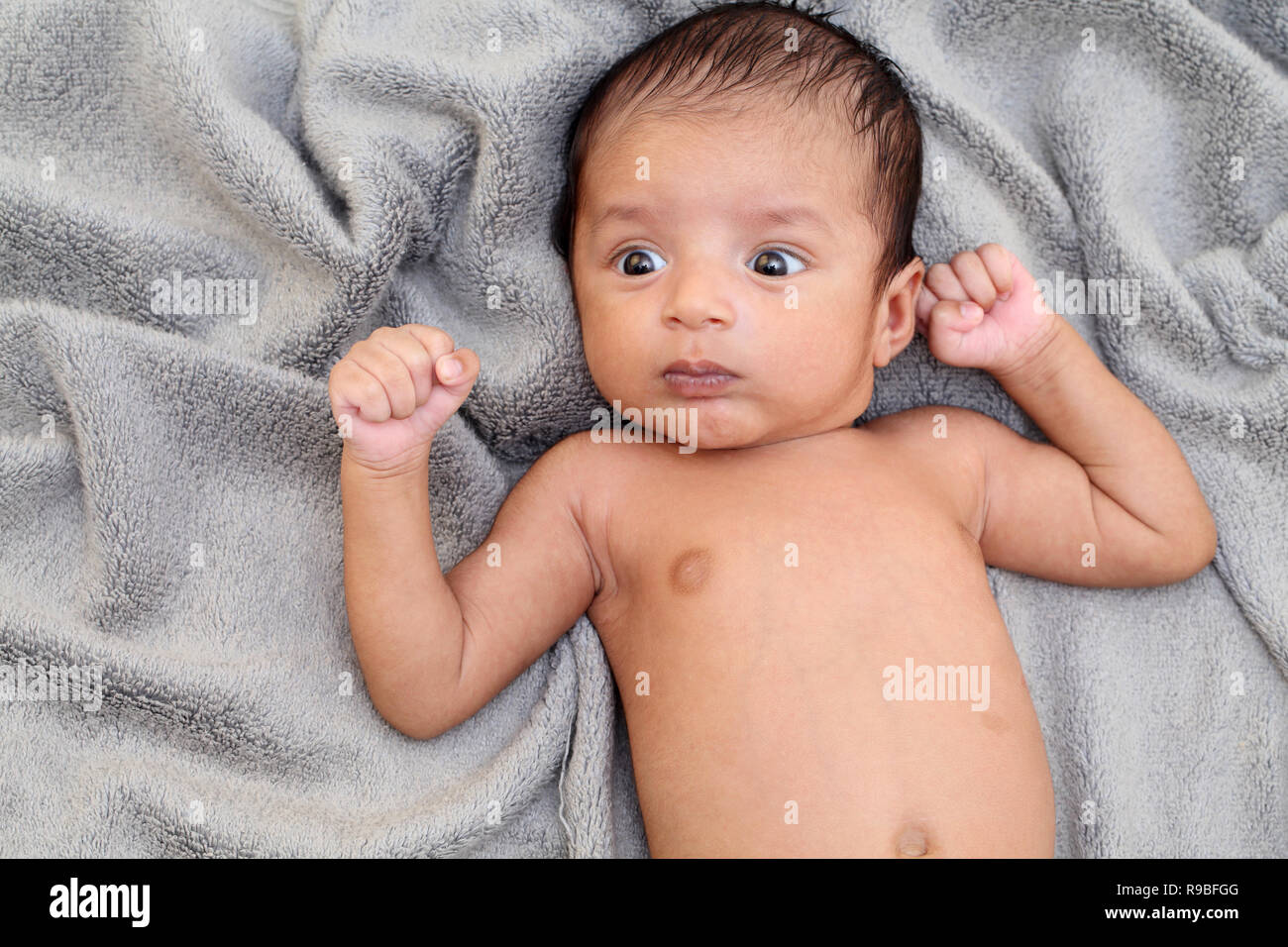 Sonriente Bebé Como Indian Boy With Maracas Y Almohadas De Pluma Foto de  stock y más banco de imágenes de Bebé - iStock