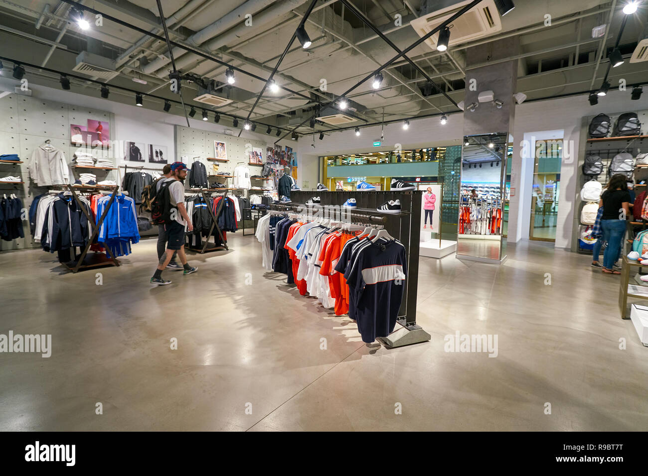 San Petersburgo, Rusia: CIRCA agosto, 2017: dentro de la tienda adidas en  la galería del centro comercial. Adidas AG es una empresa multinacional  alemana, que d Fotografía de stock - Alamy