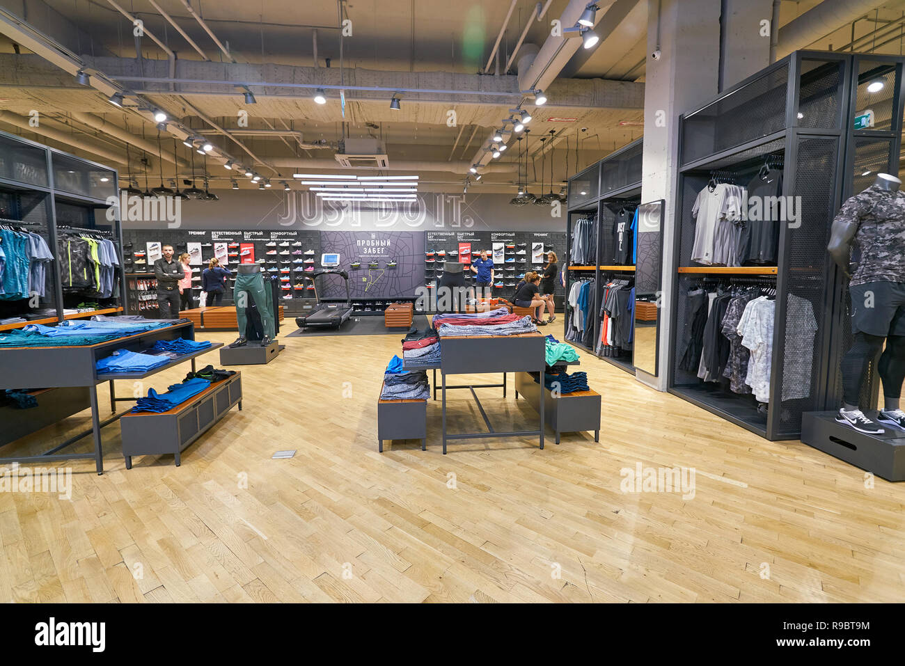 San Petersburgo, Rusia: CIRCA agosto, 2017: dentro de la tienda de Nike en  la galería del centro comercial Fotografía de stock - Alamy