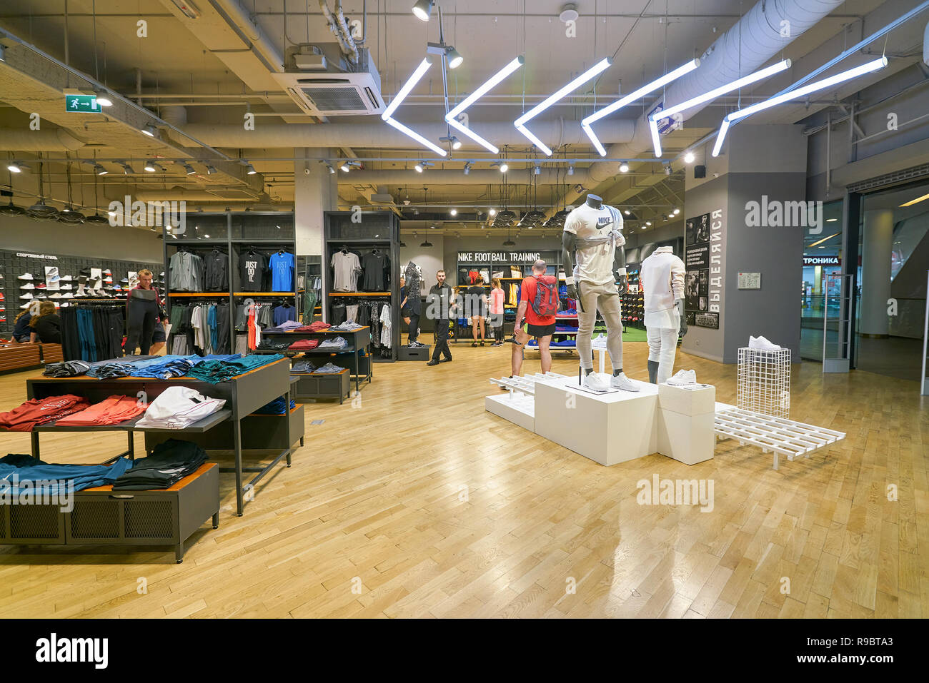 San Petersburgo, Rusia: CIRCA agosto, 2017: dentro de la tienda de Nike en  la galería del centro comercial Fotografía de stock - Alamy
