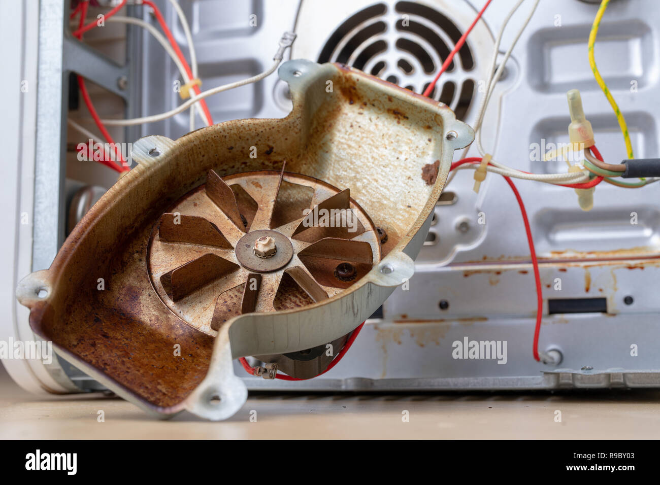 Piezas de repuesto para la reparación de un horno doméstico. Una estufa de  división para la cocción de los platos. Luz de fondo Fotografía de stock -  Alamy