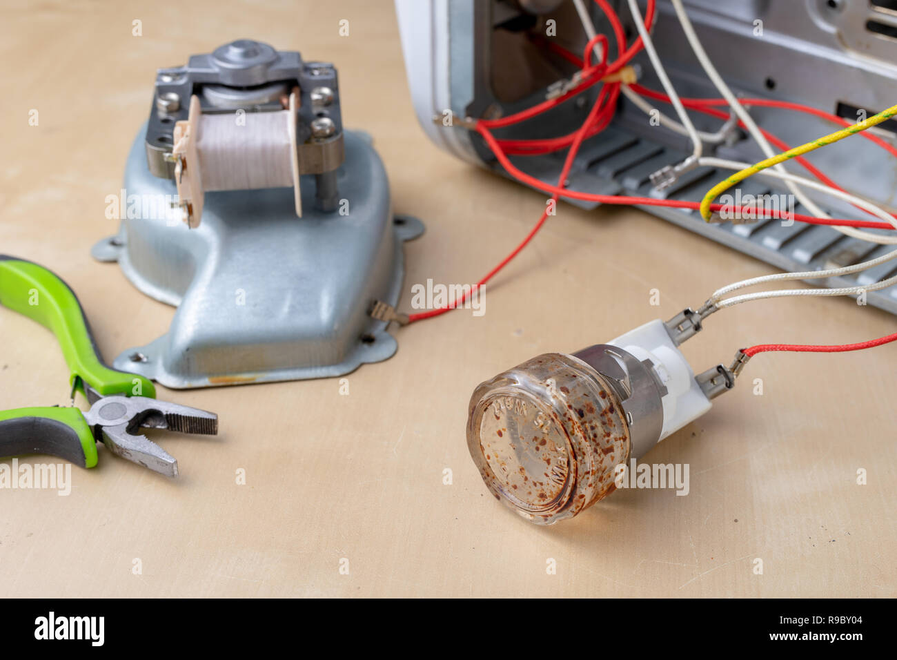Piezas de repuesto para la reparación de un horno doméstico. Una estufa de  división para la cocción de los platos. Luz de fondo Fotografía de stock -  Alamy