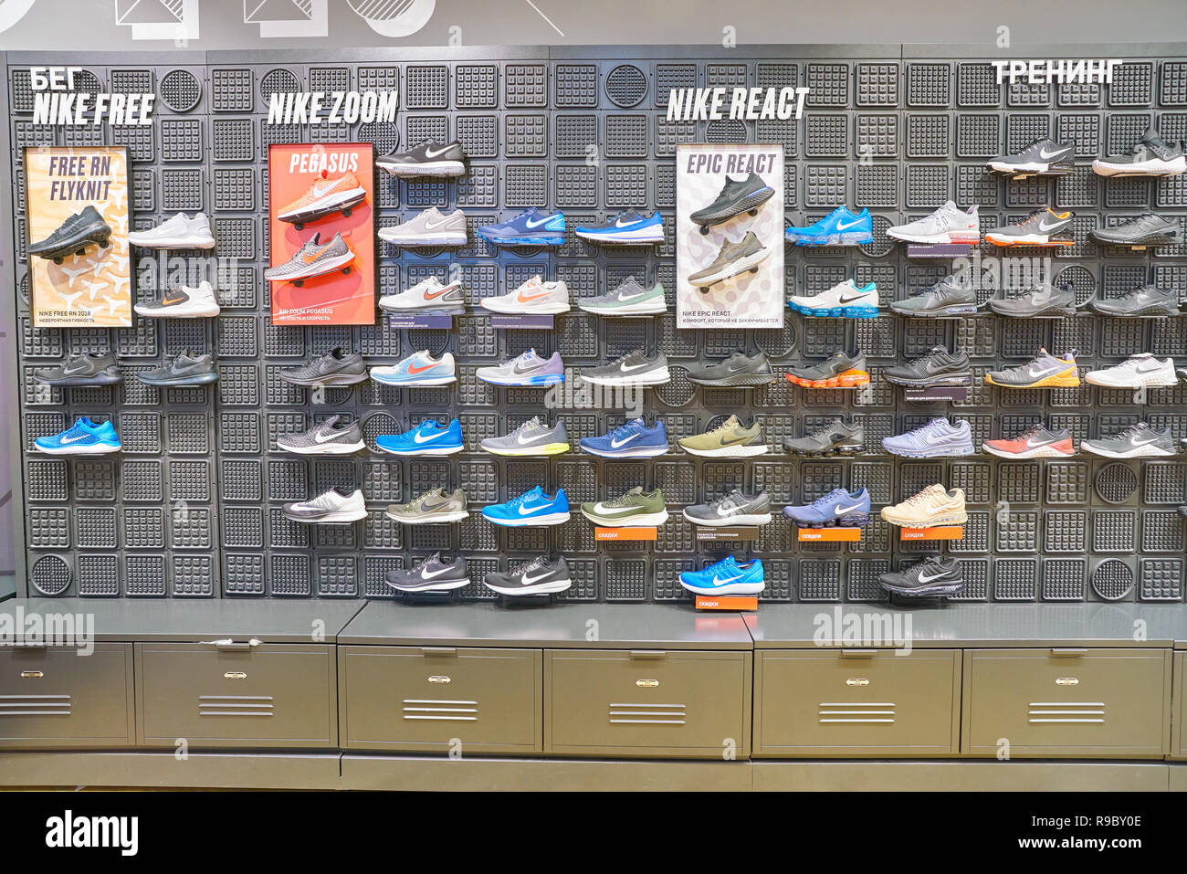 San Petersburgo, Rusia: CIRCA mayo, 2018: interior shot de Nike Store en  Galeria centro comercial Fotografía de stock - Alamy