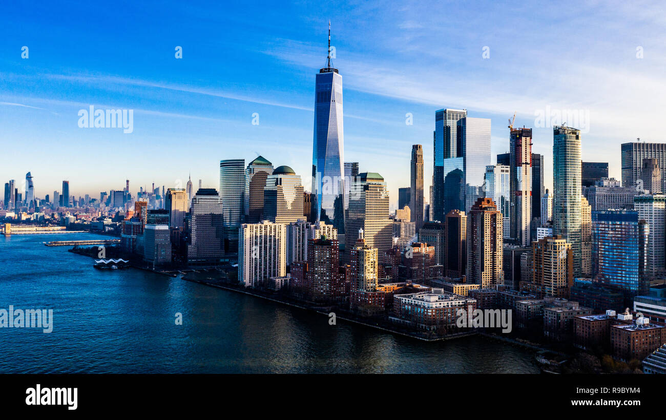 Vista aérea de One World Trade Center y el centro de Manhattan, Ciudad de Nueva York, EE.UU. Foto de stock
