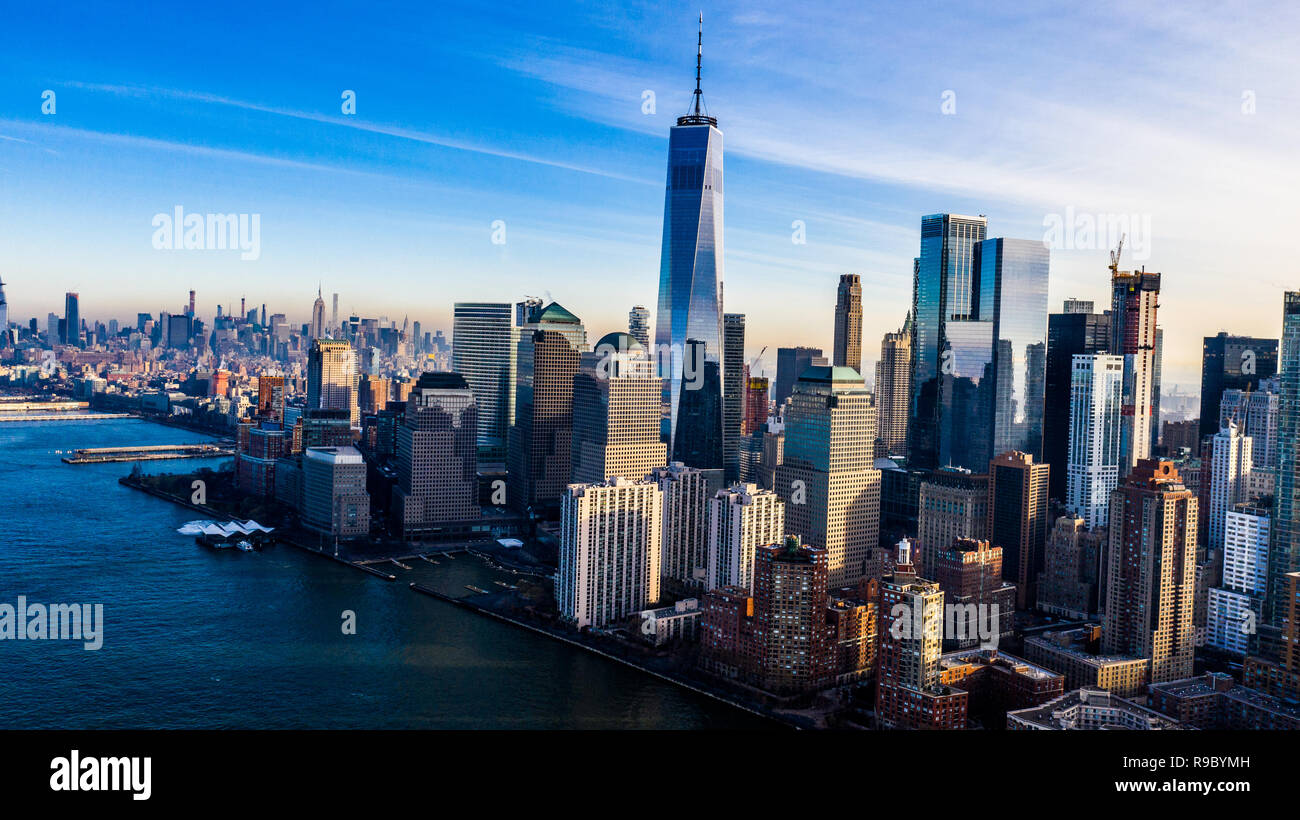 Vista aérea de One World Trade Center y el centro de Manhattan, Ciudad de Nueva York, EE.UU. Foto de stock