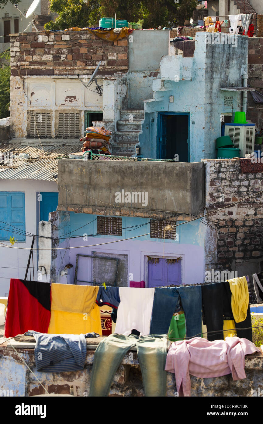 Vista cercana de algunos techos con ropa colgando a secar en la ciudad azul de Jodhpur, India. Foto de stock